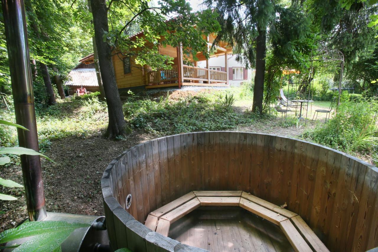 Blockhaus Chalet Mit Beheizbarem Badefass Und Infrarotsauna Auf Der Terrasse Oberschutzen ภายนอก รูปภาพ